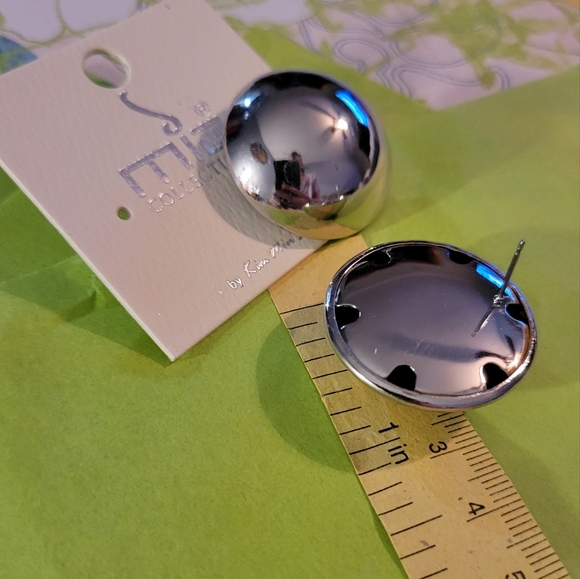 NWT Mia Collection Round, Silver Colored Earrings with post back. - Picture 4 of 4
